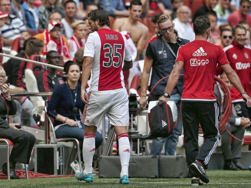 Mitchell Dijks verlaat het veld met een liesblessure. De linksback van Ajax valt in de thuiswedstrijd tegen ADO Den Haag al heel vroeg uit. (30-08-2015)
