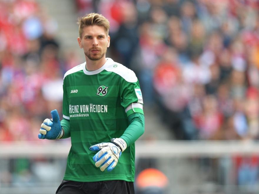 Ron-Robert Zieler is geconcentreerd tijdens de laatste competitiewedstrijd van het seizoen. Hannover 96 neemt het op tegen landskampioen Bayern München. (15-04-2016)