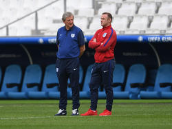 Bondscoach Roy Hodgson overlegt met aanvoerder Wayne Rooney. (10-06-2016)