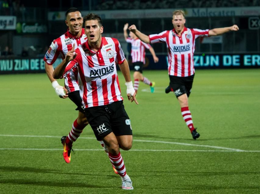 Sparta-speler Loris Brogno juicht nadat hij zijn ploeg op een 0-1 voorsprong heeft geschoten in de uitwedstrijd tegen PEC Zwolle. (13-08-2016)