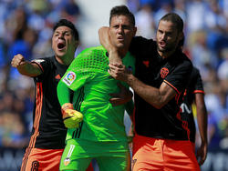 Los jugadores del Valencia celebran el penalti parado por Diego Alves. (Foto: Getty)