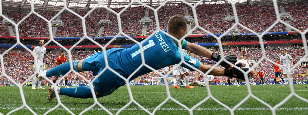 Akinfeev wehrt den Schuss von Iniesta ab