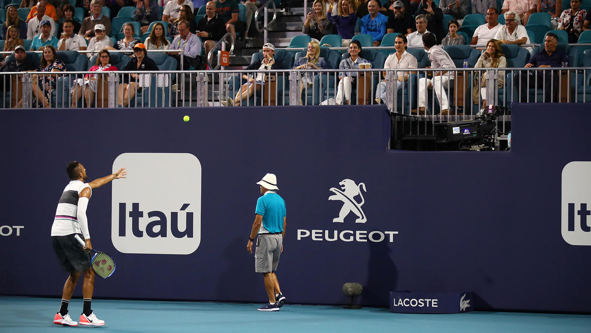 Nick Kyrgios lieferte sich ein Verbal-Scharmützel mit einem Fan Nick Kyrgios lieferte sich ein Verbal-Scharmützel mit einem Fan