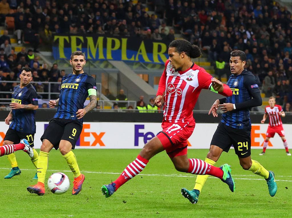 Southampton-verdediger Virgil van Dijk probeert tevergeefs een nederlaag tegen Internazionale te voorkomen. (20-10-2016)