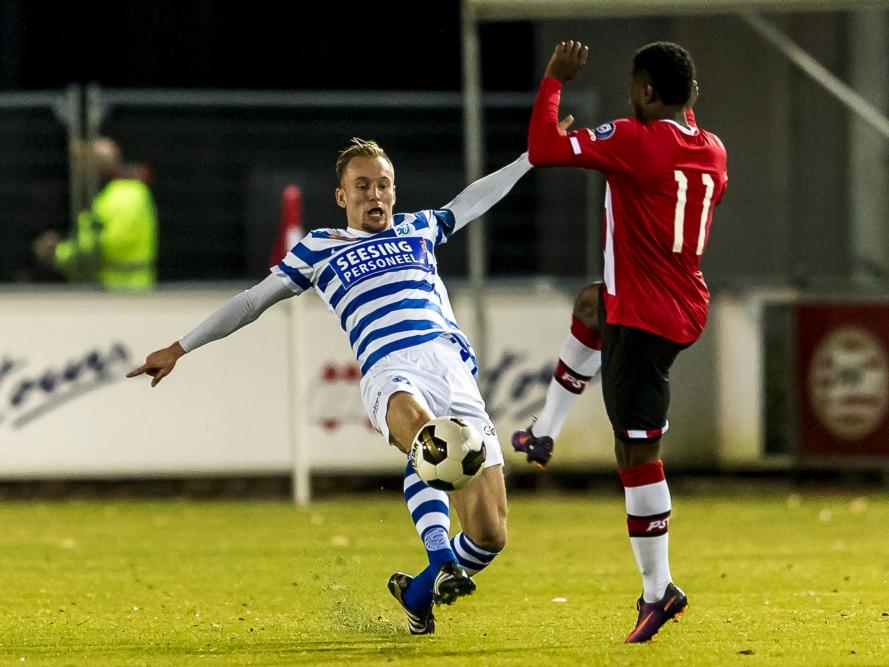 Mark Diemers (l.) vecht een duel uit met Florian Jozefzoon (r.) tijdens het competitieduel Jong PSV - De Graafschap (21-11-2016).