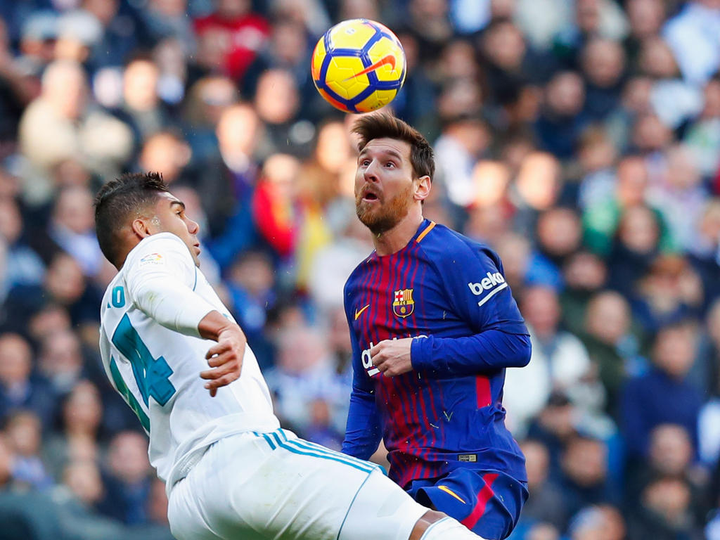 Casemiro y Messi luchan por un balón en pleno enfrentamiento. (Foto: Getty)