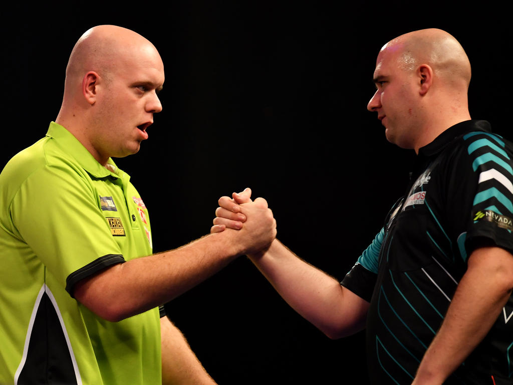 Der Niederländer Michael van Gerwen (li.) und Rob Cross führen die Premier League Darts 2018 an Der Niederländer Michael van Gerwen (li.) und Rob Cross führen die Premier League Darts 2018 an