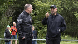 Bundestrainer Hansi Flick (l.) lobt Jonas Hofmann