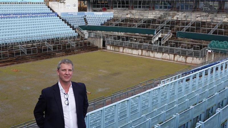 Greenkeeper Christian Engelmann steht im Steffi-Graf-Stadion im Berliner Westen Greenkeeper Christian Engelmann steht im Steffi-Graf-Stadion im Berliner Westen