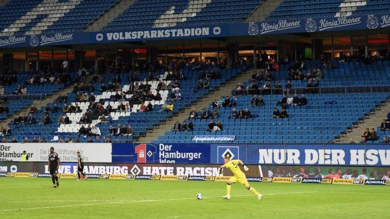 Nur 1000 statt 4500 Zuschauer dürfen beim HSV-Heimspiel gegen Aue ins Stadion Nur 1000 statt 4500 Zuschauer dürfen beim HSV-Heimspiel gegen Aue ins Stadion