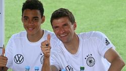 Youngster Jamal Musiala (l.) kommt gut klar beim DFB