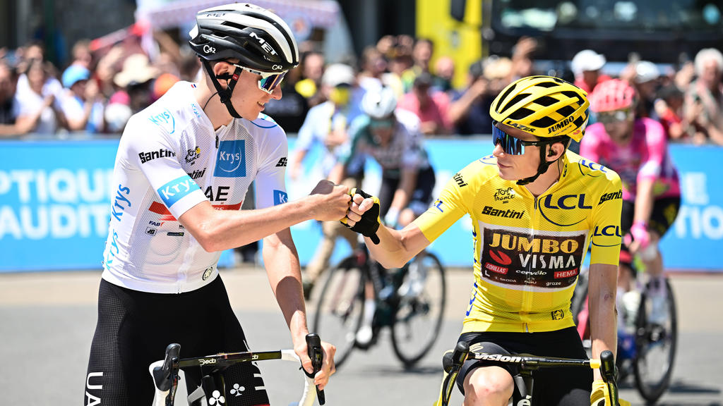 Tadej Pogacar (l) und Jonas Vingegaard könnten auch 2024 die großen Rivalen bei der Tour de France sein