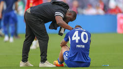 Schalke-Teammanager Gerald Asamoah (l.) fühlt nach dem Abstieg Trauer und Stolz