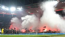 Frankfurts Fans nebelten vor dem Spiel gegen PAOK die Kurve ein.