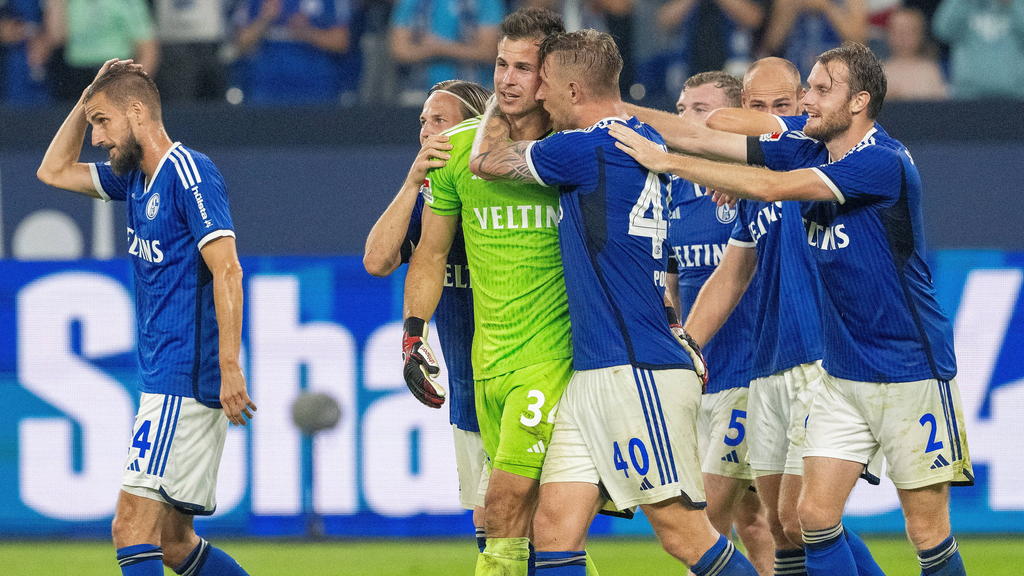 Michael Langer (Bildmitte) hielt den Schalker Sieg fest