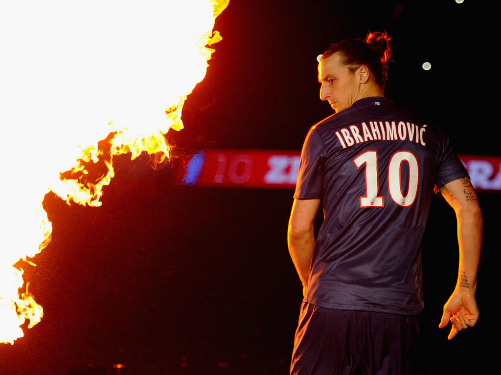 Zlatan Ibrahimović sieht verwirrt aus: Nach dem Spiel von Paris Saint-Germain gegen Stade Brest am 37. Spieltag der Saison 2012/2013 zündeln Fans im Parc des Princes mit einem Flammenwerfer (18.5.2013).