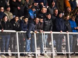 Fans van FC Oss zijn duidelijk niet tevreden met een beslissing van de scheidsrechter in de wedstrijd tegen FC Dordrecht. (29-01-2016)