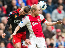 Davy Klaassen (r.) gaat tijdens de wedstrijd Ajax - Excelsior het kopduel aan met Bas Kuipers (l.) en wint 'm. (21-02-2016)
