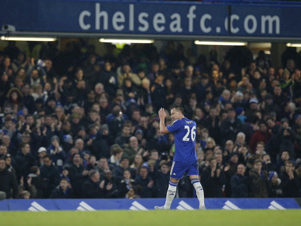 John Terry verlaat geblesseerd het veld tijdens het competitieduel Chelsea - Newcastle United. (13-02-2016)