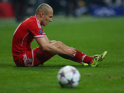 Bayern Münchens Arjen Robben sitzt am Boden