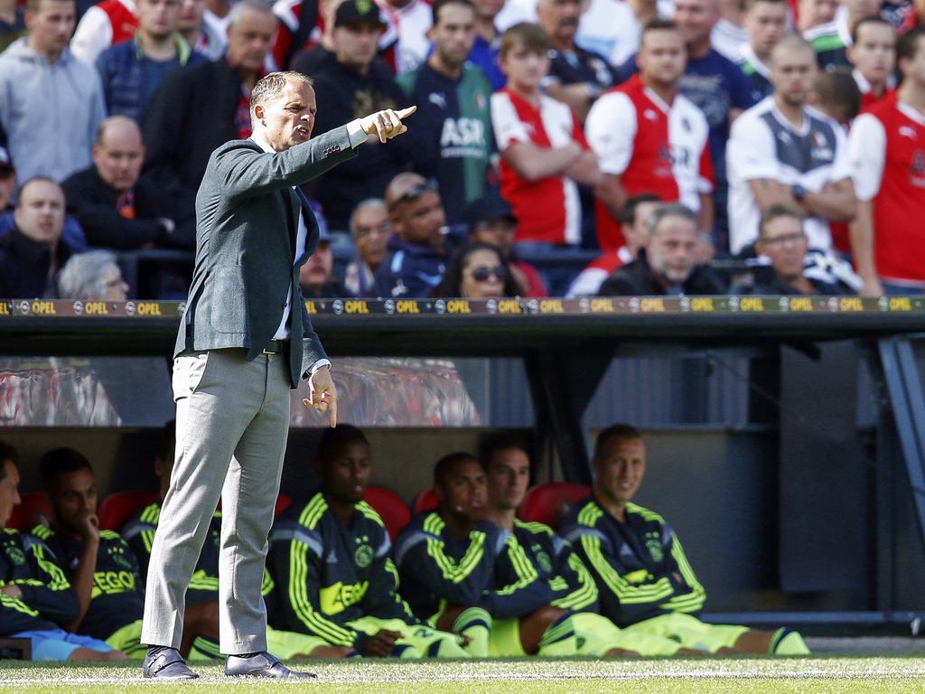 Ajax-trainer Frank de Boer probeert zijn ploeg van instructies te voorzien tijdens Feyenoord - Ajax. (21-09-2014)