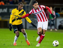 Guyon Fernandez (l.) heeft het tijdens NAC Breda - PSV niet makkelijk met Karim Rekik. De verdediger van PSV houdt de spits hier van de bal. (03-02-2015)