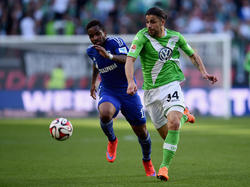 Ricardo Rodríguez (r.) ontsnapt aan de aandacht van Jefferson Farfán (l.) tijdens VfL Wolfsburg - FC Schalke 04. (19-04-2015)
