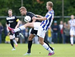 SC Heerenveen-spits Henk Veerman probeert de bal te onderscheppen tijdens het oefenduel met Motherwell. (09-07-2015)