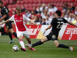 Daley Sinkgraven (l.) van Ajax omspeelt FK Jablonec-speler Vyacheslav Karavaev in het play-offduel van de Europa League. (20-08-2015)