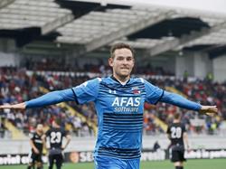 Doelpuntenmaker Vincent Janssen viert de 0-2 van AZ in het play-offduel van de Europa League met Astra Giurgu. (20-08-2015)