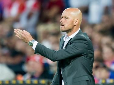 Erik ten Hag zit voor het eerst op de bank als trainer van FC Utrecht. De oefenmeester moet tegen Feyenoord zien te presteren. (08-08-2015)