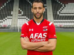 De transfervrije Mounir El Hamdaoui heeft getekend bij AZ en wordt gepresenteerd in het stadion van de Alkmaarders. (20-10-2015)