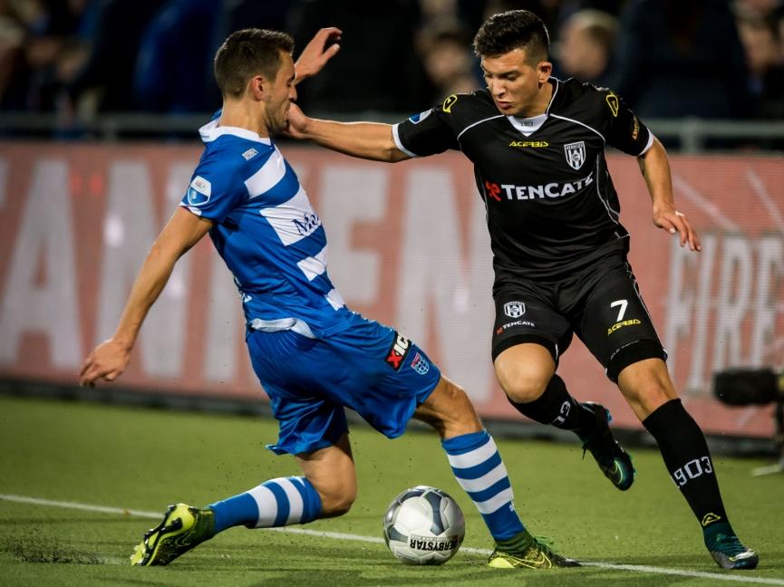 Brahim Darri (r.) probeert Bram van Polen uit te spelen tijdens het competitieduel tussen PEC Zwolle en Heracles Almelo. (07-11-2015)