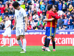 Silva se abraza con Nolito en la celebración de uno de los tantos. (Foto: Getty) 