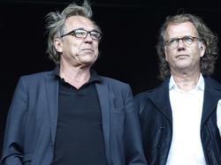 Jan Mulder (l.) staat naast André Rieu (r.) tijdens de wedstrijd FC Twente - sc Heerenveen. (31-08-2013)