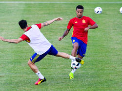 Thiago Alcántara (r.) könnte in Spaniens Startelf rücken. 