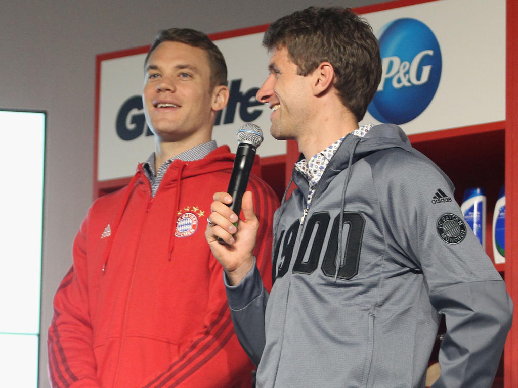 Gemeinsam mit Manuel Neuer an der Schale: Thomas Müller (r.) Gemeinsam mit Manuel Neuer an der Schale: Thomas Müller (r.)