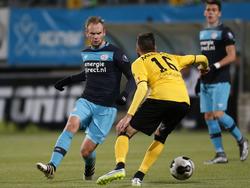 PSV-middenvelder Siem de Jong probeert Marcos Gullón van Roda JC Kerkrade te omspelen. (03-12-2016)
