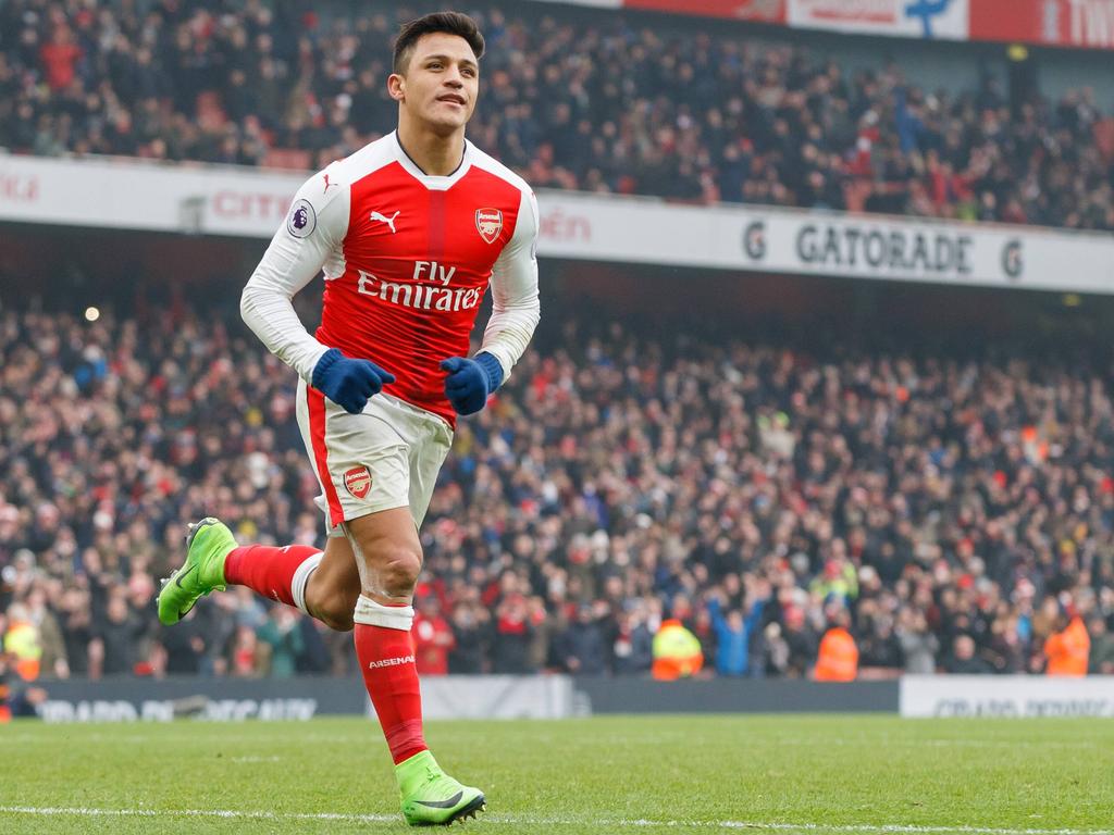 Alexis Sánchez is weer eens goud waard voor Arsenal: tegen Hull City komt de Chileen tweemaal tot scoren. (11-02-2017)