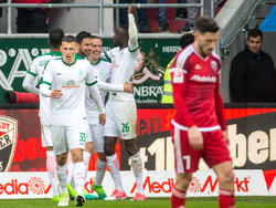 Kruse (in der Jubeltraube) gelang gegen Ingolstadt ein Viererpack