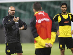 Die Dortmund-Spieler haben die Philosophie von Peter Bosz (l.) noch nicht verinnerlicht
