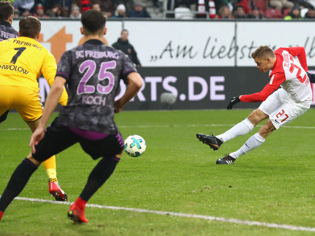 Augsburgs Alfred Finnbogason erzielte drei Treffer gegen Freiburg
