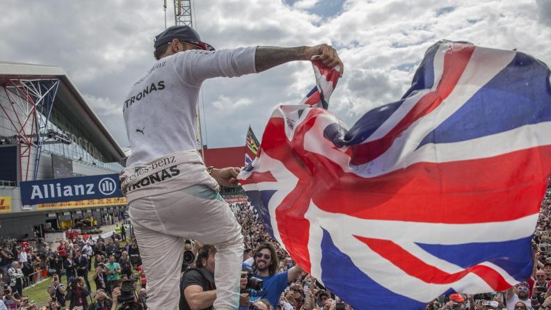 Lewis Hamilton feiert mit den englischen Fans Lewis Hamilton feiert mit den englischen Fans