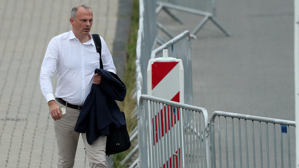 Jochen Schneider und der FC Schalke 04 haben Ärger mit dem Finanzamt Jochen Schneider und der FC Schalke 04 haben Ärger mit dem Finanzamt