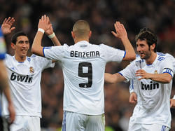 Angel di Maria (l.) en Karim Benzema (m.) namens Real Madrid