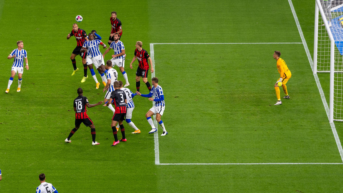 Bas Dost köpft zum zwischenzeitlichen 2:0 für die Eintracht ein Bas Dost köpft zum zwischenzeitlichen 2:0 für die Eintracht ein