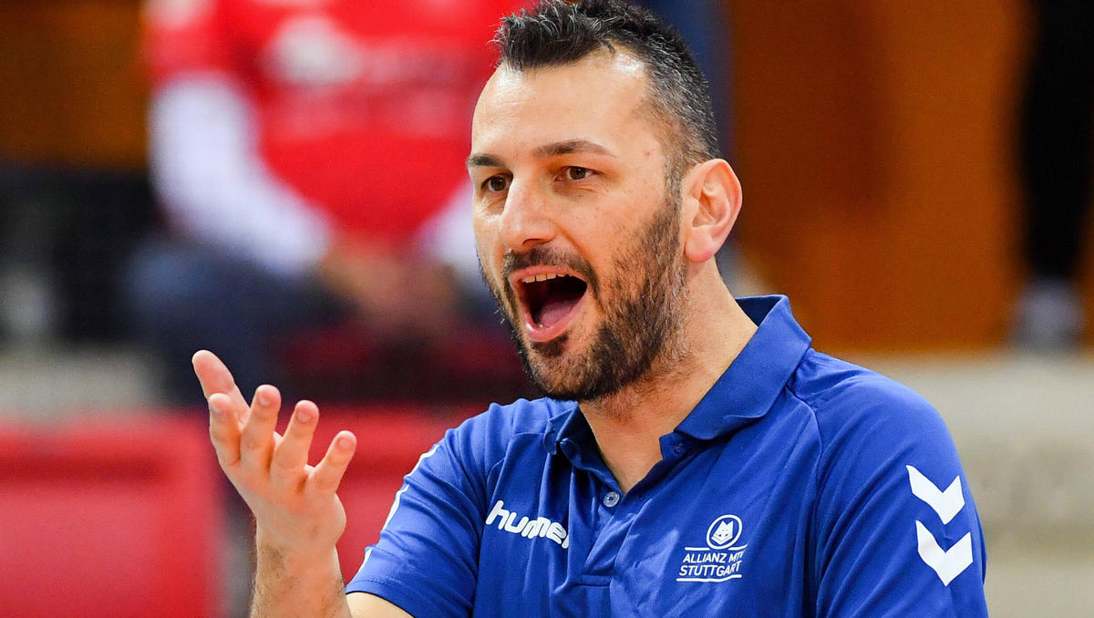Stuttgart trennt sich von seinem Cheftrainer Athanasopoulos Stuttgart trennt sich von seinem Cheftrainer Athanasopoulos
