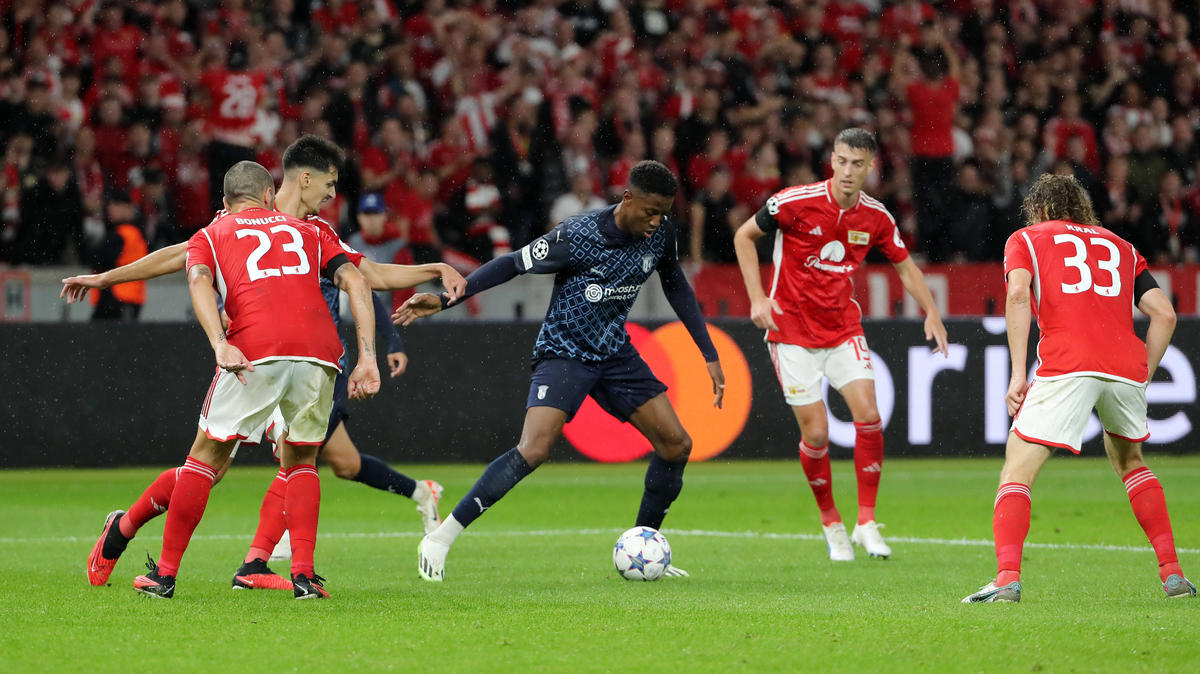 Simon Banza (m.) ist offenbar ein Thema beim VfB Stuttgart