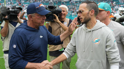 Mike McDaniel reicht Broncos-Coach Sean Payton die Hand