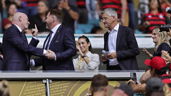 Herbert Hainer (r.) vom FC Bayern lobt die Klub-WM in den USA